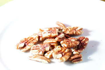The pecan kernels taste similar to the walnut kernels, photographed here as a detail in the studio