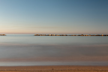 il mare d'inverno in una giornata limpida e fresca