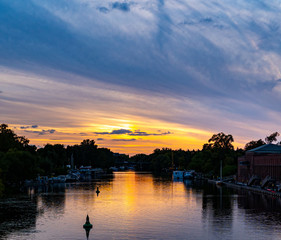 Sonnenuntergang am Fluss in brandenburg
