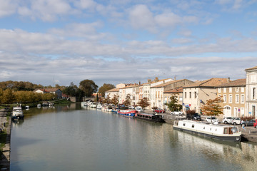 Fototapeta na wymiar Le port fluvial de plaisance à Castelnaudary