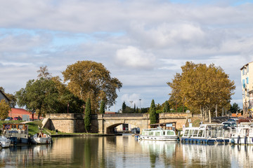 Fototapeta na wymiar Pont et bateaux à quai à Castelnaudary