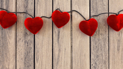 rustykalna dekoracja serca na drewnianym tle valentynki