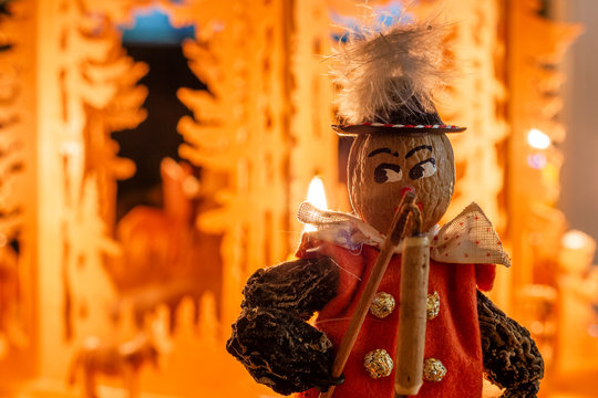 traditionelle Pflaumentoffel Figur 