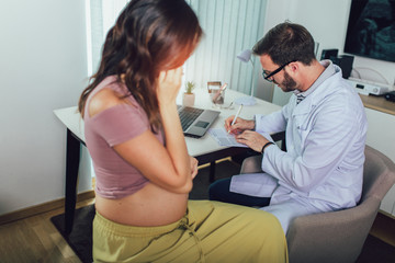 Obraz premium Gynecologist doctor and pregnant woman meeting at hospital