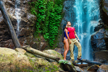 Naklejka premium couple looking at the gorgeous waterfall