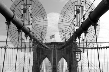 Obraz premium Close up of Brooklyn Bridge in New York City in black and white