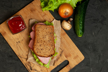 sandwich with cheese and vegetables, roast beef sandwich