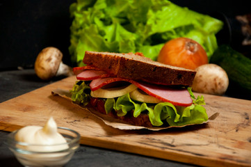 sandwich with cheese and vegetables, roast beef sandwich