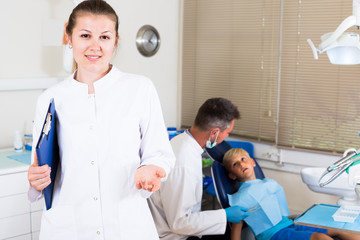 Obraz premium Nurse in uniform is meeting new client