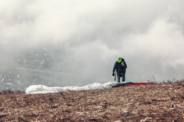Obraz premium paraglider preparing to jump