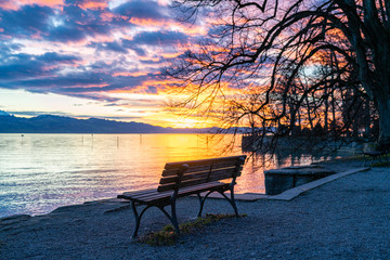 Sitzbank direkt am Ufer atmosphärische, strahlende, Sonnenuntergang, leuchtende  Wolken, glitzernde Wasserfläche, Lindau, Bodensee, Lindenhofpark