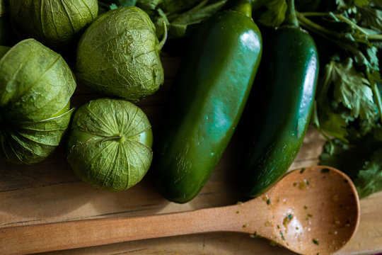 Tomates verdes y jalape&ntilde;os salsa verde mexicana close up