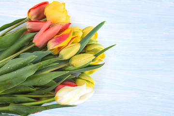 Obraz premium bouquet of tulips on wooden background. copy space, flat lay