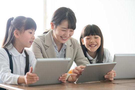 小学生にプログラミングの勉強を教える先生　AR
