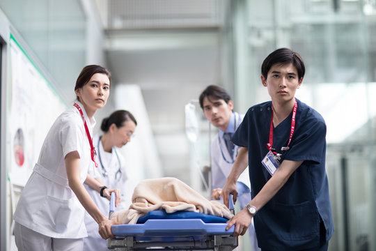 救急患者を運ぶ医師と看護師