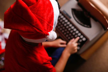Menino Natal touca de papai noel maquina de escrever