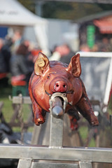 Spanferkel Ferkel am Spieß beim Grillen Sommerfest Barbecue