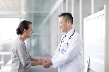 手を握り感謝をする患者と男性医師