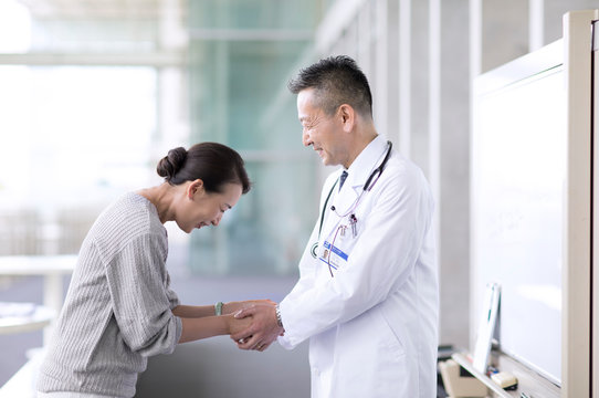 手を握り感謝をする患者と男性医師
