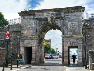 Road passing through arch, Bishops Gate, Derry City Walls, Londonderry, Northern Ireland, United Kingdom - 310023873