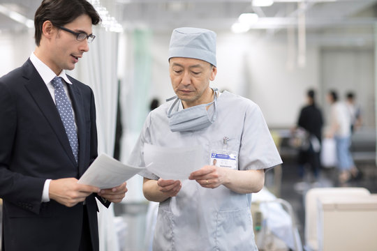 打ち合わせをする男性医師と男性ＭＲ