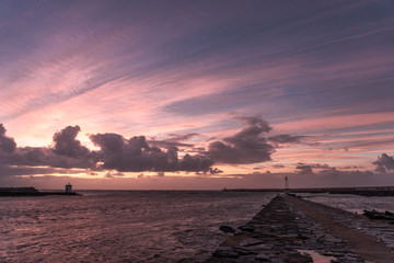 Une jetée au coucher de soleil