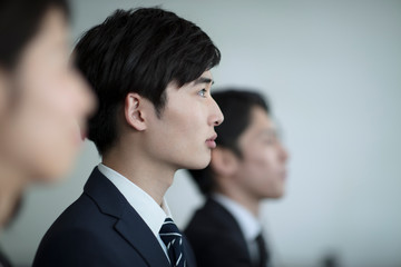 前を見るビジネス男性の横顔