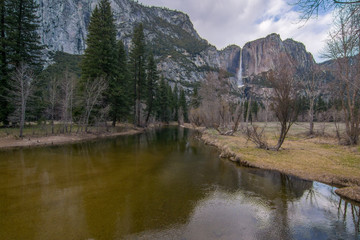 Fototapeta na wymiar View of Yosemite valley with half dome and el capitian .
