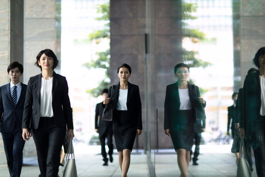 オフィス街を歩くビジネス女性