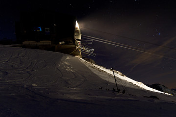 Bergstation in der Nacht