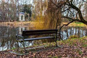 Ławka nad stawem