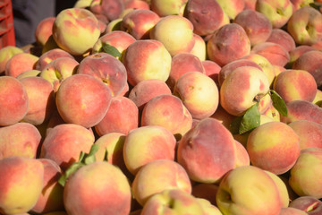 Fototapeta na wymiar peaches in the market