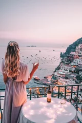 Photo sur Plexiglas Plage de Positano, côte amalfitaine, Italie Jeune femme aux cheveux blonds sur balcon à Positano Italie
