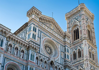 Fototapeta premium Towers and beautiful statues of Cattedrale di Santa Maria del Fiore e Campanile di Giotto.