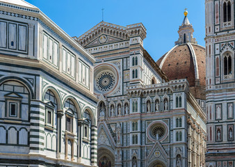 Towers and beautiful statues of Cattedrale di Santa Maria del Fiore e Campanile di Giotto.