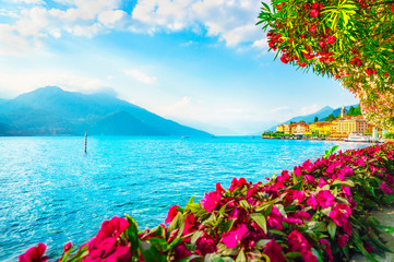 Panele Szklane  Miasto Bellagio, krajobraz dzielnicy jeziora Como. Włochy, Europa.