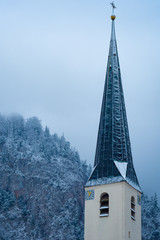 Kirche in Oberwössen im Winter mit Schnee