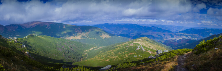 Naklejka premium krajobraz z górami i niebieskim niebem