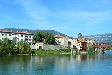 Fototapeta na wymiar Italian town on the river