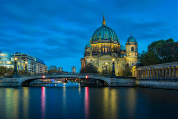 Atardecer en Berlin con su catedral y el rio Spree - obrazy, fototapety, plakaty