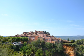 Fototapeta na wymiar Roussillon, France - 20 Aout 2012 : Village aux ocres naturelles