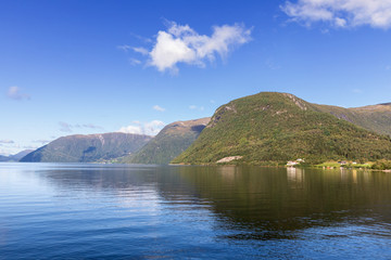 See Hornindalsvatnet in Norwegen. Der Hornindalsvatnet ist mit einer Tiefe von 514 m der tiefste...