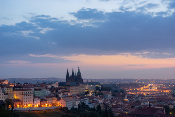 Obraz premium Wcześnie rano zmierzch nad Pragą