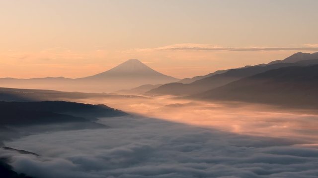 タイムラプス - 夜明けの富士山と雲海