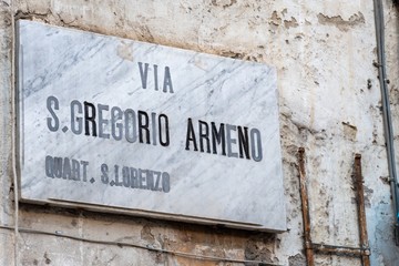 Naklejka premium Napoli - Targa toponomastica di via San Gregorio Armeno