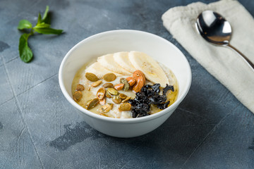 Oatmeal porridge with banana and almonds