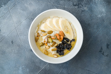 Oatmeal porridge with banana and almonds