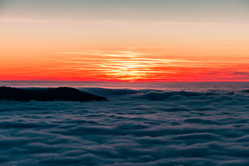 Flie&szlig;ender Nebel im Abendrot