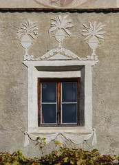 finestra decorata di un'antica casa nobiliare a Velturno (Alto Adige)