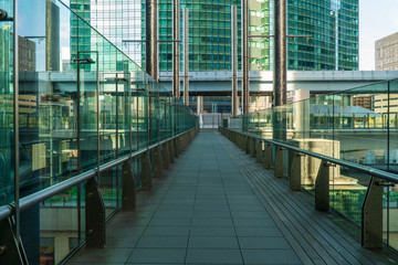 ガラスの通路　ビジネス街